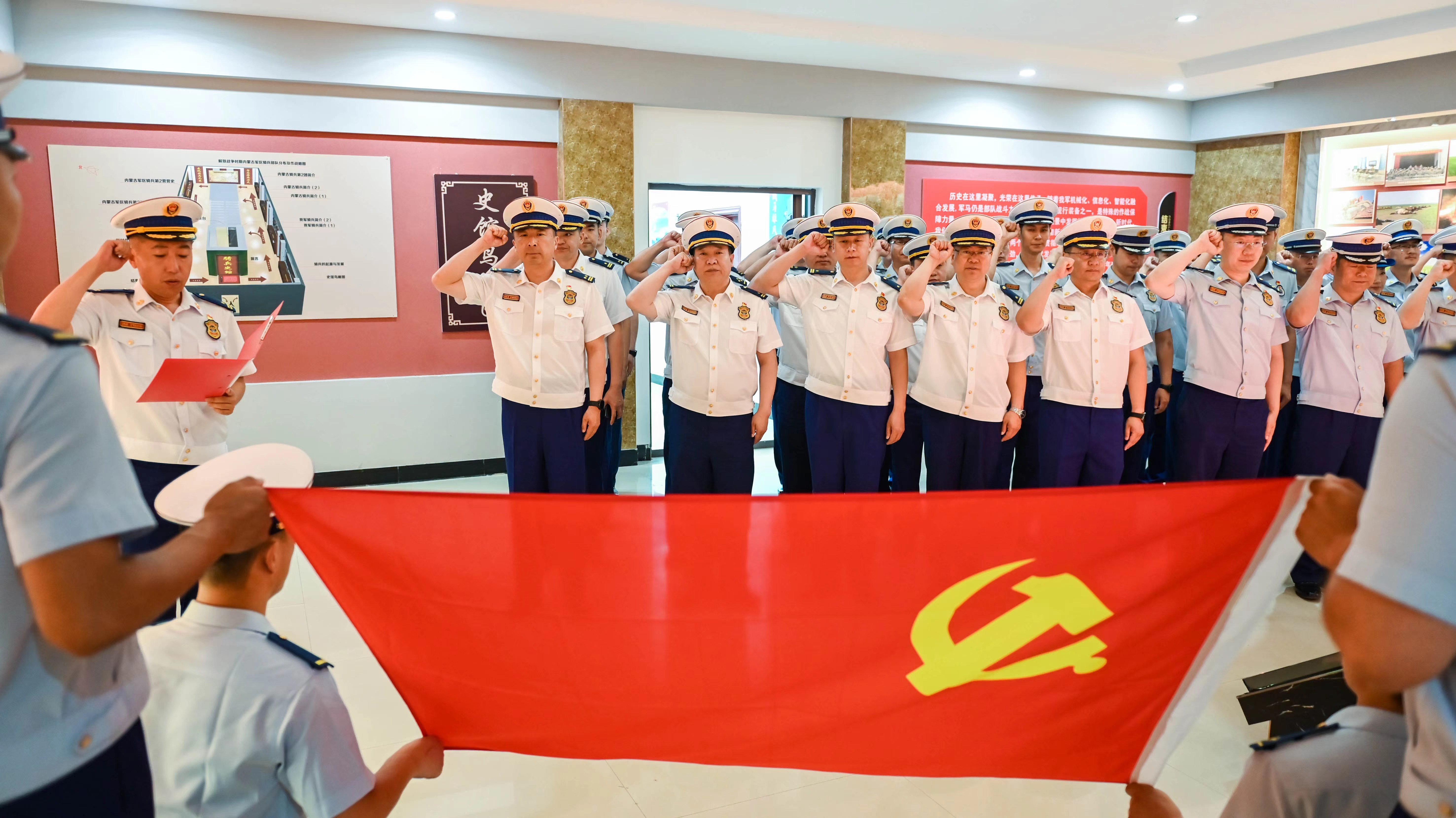 支队组织指战员庆“七一”赴某部队骑兵史馆参观见学